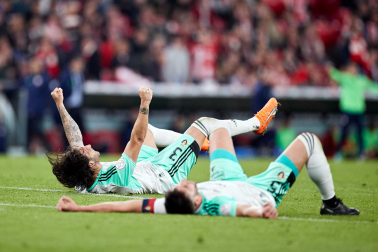 Fotos de la celebración de los jugadores de Osasuna en San Mamés./