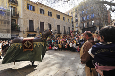Visita a Barcelona de los gigantes de Tafalla.