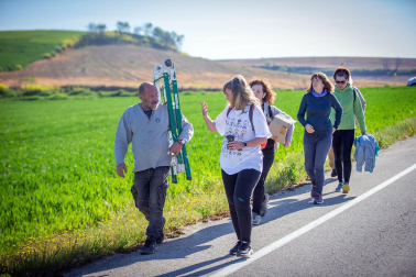 Fotos de la acción artística con los árboles quemados en Valdizarbe.