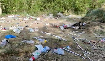 La zona ha quedado repleta de basura tras los tradicionales almuerzos y comidas