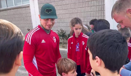 Vídeo con el Chimy Ávila firmando autógrafos en Tajonar
