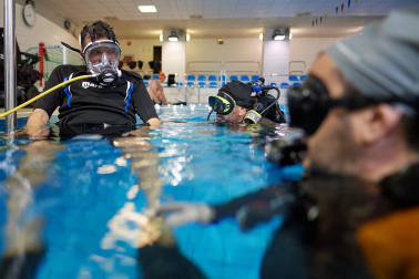 Fotos del programa de buceo para personas con discapacidad en el que colabora la UPNA.
