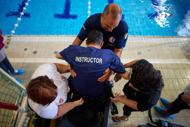 Fotos del programa de buceo para personas con discapacidad en el que colabora la UPNA.