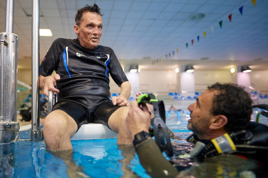 Fotos del programa de buceo para personas con discapacidad en el que colabora la UPNA.