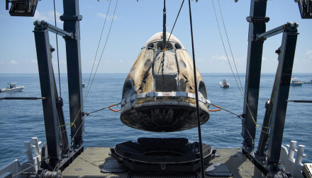 Recuperación de la cápsula Dragon poco después de que aterrizara con los astronautas de la NASA Robert Behnken y Douglas Hurley a bordo en el golfo de México frente a la costa de Pensacola, Florida, el domingo 2 de agosto de 2020