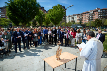Imagen del recibimiento al Ángel de Aralar en el exterior del Palacio de Justicia de Navarra.