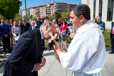 Imagen del recibimiento al Ángel de Aralar en el exterior del Palacio de Justicia de Navarra.