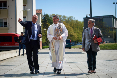 Imagen del recibimiento al Ángel de Aralar en el exterior del Palacio de Justicia de Navarra.