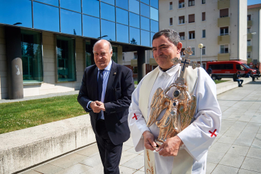 Imagen del recibimiento al Ángel de Aralar en el exterior del Palacio de Justicia de Navarra.