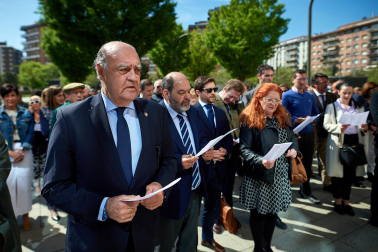Imagen del recibimiento al Ángel de Aralar en el exterior del Palacio de Justicia de Navarra.