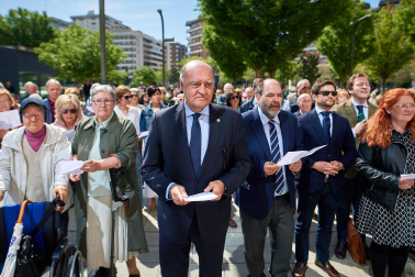 Imagen del recibimiento al Ángel de Aralar en el exterior del Palacio de Justicia de Navarra.