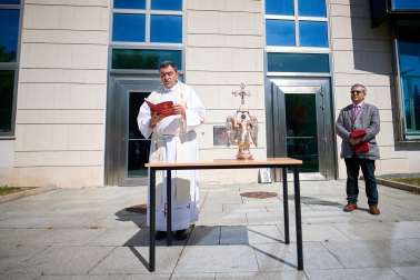 Imagen del recibimiento al Ángel de Aralar en el exterior del Palacio de Justicia de Navarra.