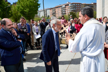 Imagen del recibimiento al Ángel de Aralar en el exterior del Palacio de Justicia de Navarra.