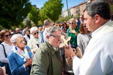 Imagen del recibimiento al Ángel de Aralar en el exterior del Palacio de Justicia de Navarra.