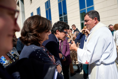 Imagen del recibimiento al Ángel de Aralar en el exterior del Palacio de Justicia de Navarra.