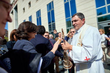 Imagen del recibimiento al Ángel de Aralar en el exterior del Palacio de Justicia de Navarra.