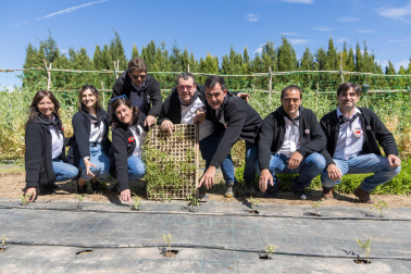 De izquierda a derecha, los integrantes de la nueva Cofradía del Tomate Feo de Tudela Esperanza Suberviola Navarro, Andrea Arregui Lavín, Andrea Barral Lucas, Íñigo Torrents Lizar, Luis Salcedo Irala, Moncho Díez Díez, Esteban Sanz Clemos y Alfonso Arregui Lavín. Todos ellos lucieron ayer la indumentaria oficial de la cofradía, compuesta por camisa blanca, pañuelo negro y la elástica tudelana (chaqueta negra de punto que antiguamente lucían los hortelanos de la ciudad)