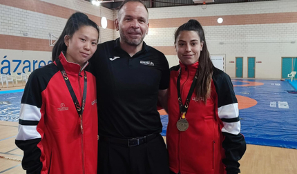 De izda. a dcha., Ainara Garnica (bronce en lucha), el entrenador y profesor Gustavo Marcos y Miren Huarte (oro en lucha)