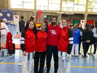 De izda. a dcha., Irati Irigoyen, Ane Cinto, Gerardo Montero (entrenador) y Alison Forgan