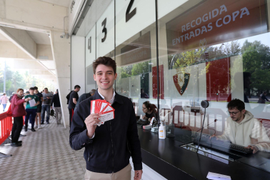 Imágenes de los aficionados de Osasuna recogiendo sus entradas para la final de Copa