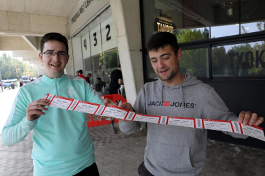 Imágenes de los aficionados de Osasuna recogiendo sus entradas para la final de Copa