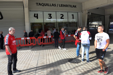 Imágenes de los aficionados de Osasuna recogiendo sus entradas para la final de Copa