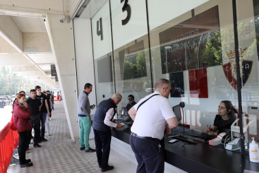 Imágenes de los aficionados de Osasuna recogiendo sus entradas para la final de Copa