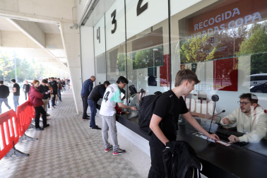 Imágenes de los aficionados de Osasuna recogiendo sus entradas para la final de Copa