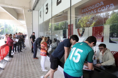 Imágenes de los aficionados de Osasuna recogiendo sus entradas para la final de Copa