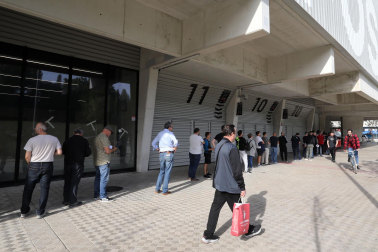 Imágenes de los aficionados de Osasuna recogiendo sus entradas para la final de Copa