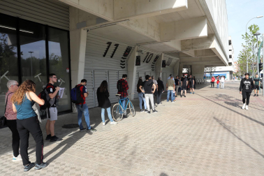 Imágenes de los aficionados de Osasuna recogiendo sus entradas para la final de Copa