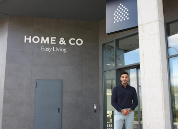 Enis Bayik, es el  Director de Operaciones COO/CMO de Home & Co.