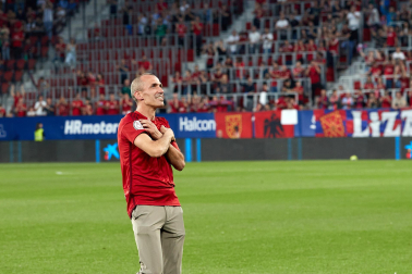 Fotos del partido Osasuna-Real Sociedad y del homenaje a la plantilla de 2005./