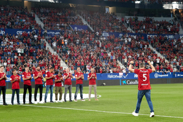 Fotos del partido Osasuna-Real Sociedad y del homenaje a la plantilla de 2005./