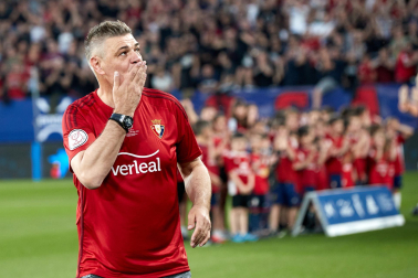 Fotos del partido Osasuna-Real Sociedad y del homenaje a la plantilla de 2005./