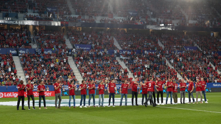 Fotos del partido Osasuna-Real Sociedad y del homenaje a la plantilla de 2005./