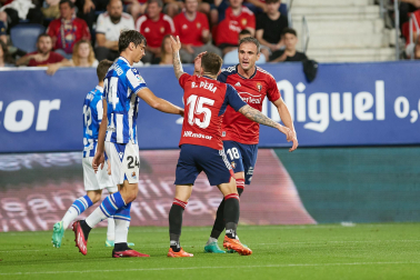 Fotos del partido Osasuna-Real Sociedad y del homenaje a la plantilla de 2005./