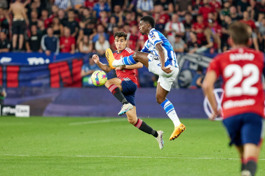 Fotos del partido Osasuna-Real Sociedad y del homenaje a la plantilla de 2005./
