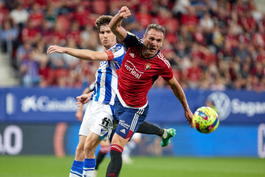 Fotos del partido Osasuna-Real Sociedad y del homenaje a la plantilla de 2005./