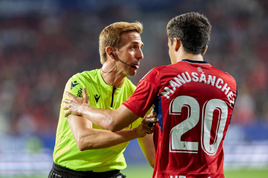 Fotos del partido Osasuna-Real Sociedad y del homenaje a la plantilla de 2005./