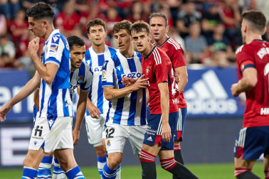 Fotos del partido Osasuna-Real Sociedad y del homenaje a la plantilla de 2005./