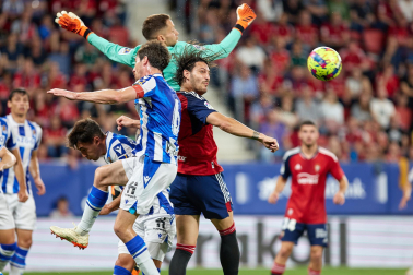 Fotos del partido Osasuna-Real Sociedad y del homenaje a la plantilla de 2005./