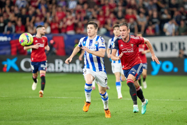 Fotos del partido Osasuna-Real Sociedad y del homenaje a la plantilla de 2005./
