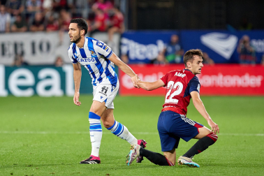 Fotos del partido Osasuna-Real Sociedad y del homenaje a la plantilla de 2005./