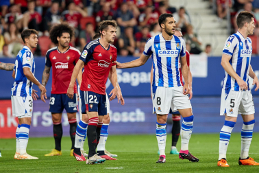 Fotos del partido Osasuna-Real Sociedad y del homenaje a la plantilla de 2005./