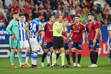 Fotos del partido Osasuna-Real Sociedad y del homenaje a la plantilla de 2005./