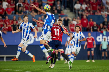 Fotos del partido Osasuna-Real Sociedad y del homenaje a la plantilla de 2005./