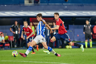 Fotos del partido Osasuna-Real Sociedad y del homenaje a la plantilla de 2005./