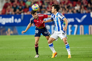 Fotos del partido Osasuna-Real Sociedad y del homenaje a la plantilla de 2005./