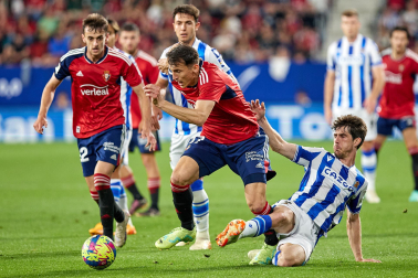 Fotos del partido Osasuna-Real Sociedad y del homenaje a la plantilla de 2005./